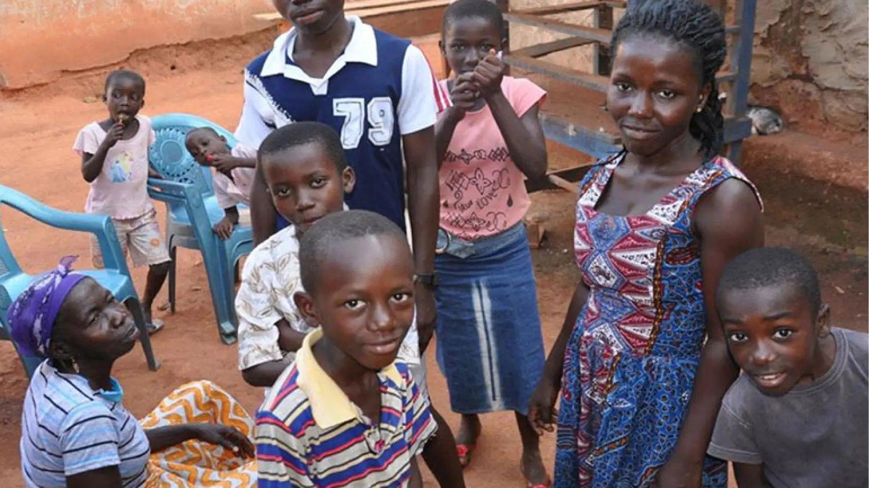 Grupo de niños jugando y sonriendo a la cámara